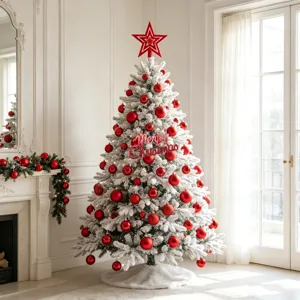 Detailansicht des beflockten Weihnachtsbaumes mit roten Kugeln und Weihnachtsdeko.