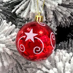 Rote glänzende Weihnachtskugel mit weißem Glitzersternmuster zum Aufhängen am Baum.