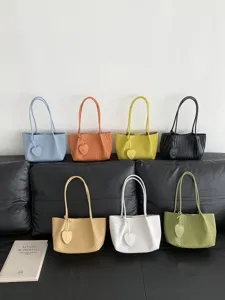 Korean commuter woven tote bag stylish shoulder handbag with cute heart pendant for women