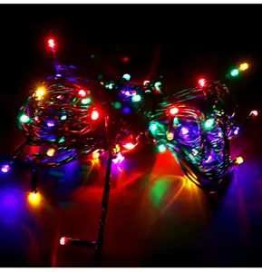Bunte LED Lichterkette leuchtet hell für Weihnachtsbaum und festliche Party Dekoration.