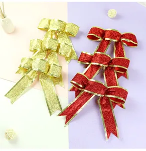 Nahaufnahme der glitzernden Weihnachts-Schleifen Details, glänzende Deko Textur Ansicht.