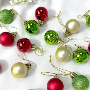 Detailaufnahme von kleinen 3cm Christbaumkugeln mit glänzenden und glitzernden Effekten.