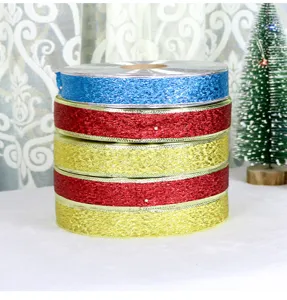 Detailansicht von bunten Glitzer-Weihnachtsbändern, ideal für Weihnachtsbaum und Geschenkdekoration.