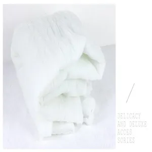 Weißer künstlicher Weihnachts-Schneedecken-Detail, fluffig für die Feiertag-Dekoration.