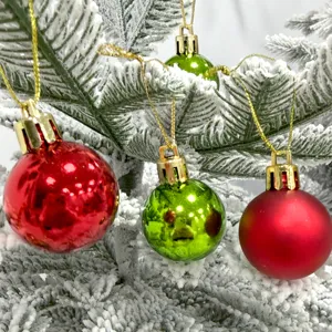 Weihnachtsbaum Dekoration kleine Kugeln rot und gruen glaenzend matt haengende Ornamente neu