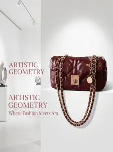 Vue détaillée du sac matelassé en cuir ciré avec bandoulière élégante et serrure dorée chic.