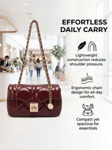 Vue détaillée du sac porté épaule matelassé bordeaux doté d'une chaîne ergonomique.