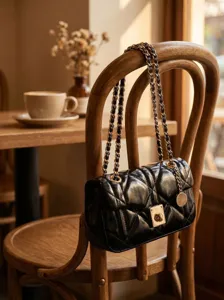 Sac bandoulière matelassé en cuir noir, élégant sac cabas de banlieue pour femmes vue détail.