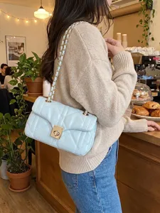 Sac à bandoulière matelassé en cuir bleu clair pour femme chic élégant tendance printemps.