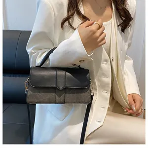Chic contrast color shoulder bag detail, stylish crossbody bag for daily commuting and elegant look.