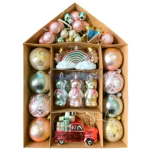 Detailansicht des Weihnachtsbaum-Schmucksets im Hauskarton mit bunten Kugeln und niedlichen Bären.