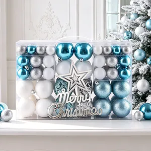 Weihnachtskugeln Detailansicht mit blauen, weißen, silbernen Kunststoffkugeln und Sternspitze.