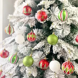 Weihnachtsbaum Christbaumkugeln Set, Detailansicht bunte handbemalte Glitzer Plastikkugeln.
