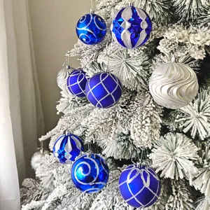 Nahaufnahme von blauen und silbernen Glitzer-Weihnachtskugeln zur festlichen Dekoration.