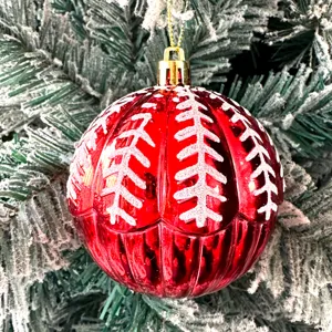 Nahaufnahme der roten Weihnachtskugel mit gefrostetem Tannenbaum-Muster am Weihnachtsbaum.