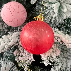 Nahaufnahme von Retro-Weihnachtskugeln mit Rissmuster, 6cm rote und rosafarbene Deko-Ornamente.