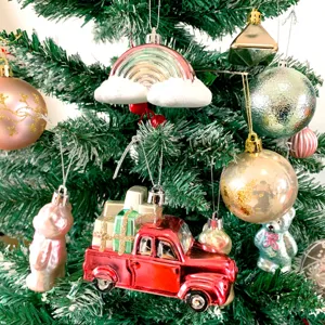 Weihnachtsbaumschmuck Set mit rotem Lastwagen, Regenbogen und glänzenden Weihnachtskugeln.