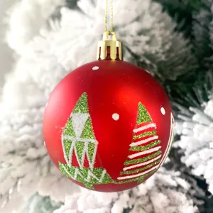 Rote Plastik Weihnachtskugel mit Glitzer Baum Muster für festliche Christbaumschmuck.