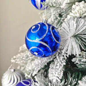Blaue Weihnachtskugel Baumschmuck mit silbernem Glitzer Wirbel Design fur die Feiertage.