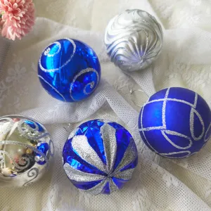Weihnachtsdeko Plastikkugeln blau silber bemalt, Christbaumkugeln Set für festliche Bäume.