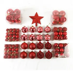 Details des Weihnachtsbaum Dekorationssets mit roten Kugeln, Glitzerornamenten und Sternspitze.