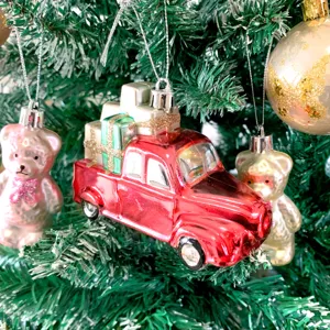 Weihnachtsbaum Hängeornamente roter Vintage Pick-up LKW mit Geschenken festliche Deko