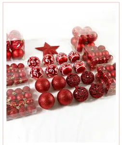 Detailierte Nahaufnahme von roten Weihnachtskugel-Sets, hohlen Ornamenten und Baumspitze.
