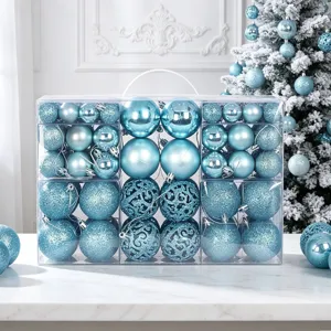 Set von blauen Christbaumkugeln, bruchfeste Kunststoff Dekorationskugeln für die Weihnachtsfeier.