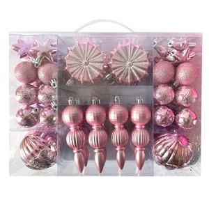 Detailansicht des 52-teiligen rosa Weihnachtskugel-Sets in verschiedenen Formen zum Aufhängen.