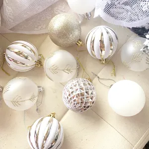 Weihnachtsbaumkugeln Set weiß und gold Christbaumkugeln Detailansicht festliche Dekoration