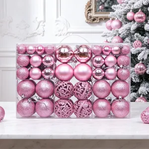 Detailansicht von rosa Weihnachtskugeln im Set mit glänzenden, matten und Glitzer-Oberflächen.