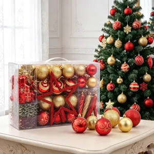 Weihnachtsbaumkugeln Set mit roten und goldenen Kugeln, Baumspitze und Hängedekoration.
