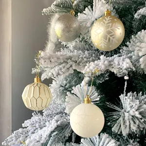 Weihnachtsbaum Hängende Kugeln, Vintage-Stil rissig und glitzerbemalte Dekobälle.