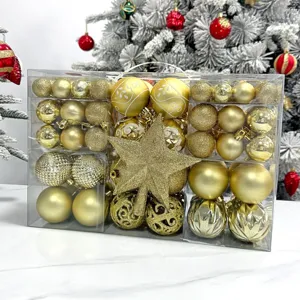 Goldenes Weihnachtskugel Set, hohle bemalte Christbaumkugeln und Stern Baumspitze Detail.