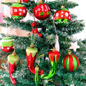 Weihnachtsbaum Hängeornamente, festliche rot grüne Plastikkugeln und süße Form Feiertagsanhänger.
