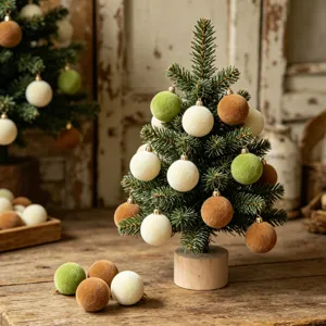 Mini Tisch-Weihnachtsbaum mit beflockten Samtkugeln, rustikales Feiertags-Deko Detail.