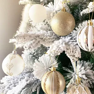 Nahaufnahme Detailansicht verschiedener Weihnachtskugeln mit Glitzer und bemalten Mustern.