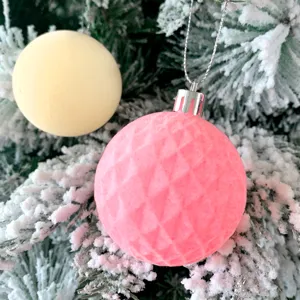 Detaillierte geflockte Weihnachtskugel, rosa Ornament mit Silberkappe fuer Christbaum.