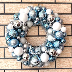 Blau-weißer Christbaumkugeln Kranz mit süßem Rentier-Ornament für festliche Wand- und Türdeko.