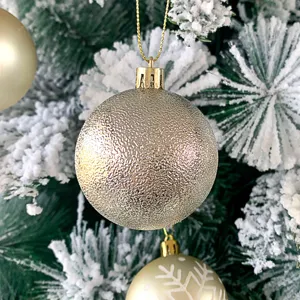 Weihnachtsbaum Hängeornament Detailansicht, Vintage-Crackle-Goldkugel-Dekoration.