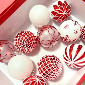 Detailansicht von rot-weißen Weihnachtskugeln im Geschenkkarton, ideal für den Christbaumschmuck.