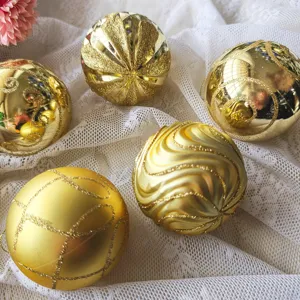 Goldene Weihnachtskugeln Detailansicht, glänzende galvanisierte Kunststoff Deko Ornamente.