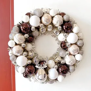 Wunderschöner Weihnachtskranz mit braunen, weißen und goldenen Kugeln sowie Rentier.