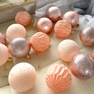 Set rosa goldene Weihnachtskugeln mit Crackle geometrischen Schneeflocken für Dekoration.