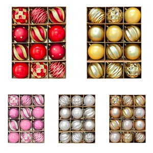 Weihnachtskugeln Set Details, bunte Kunststoff Hängekugeln für Baumdekoration.