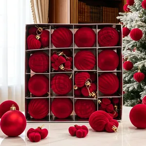 Detailansicht von roten Samt Christbaumkugeln, Beflockungsbällen, Herzen und Schleifen Anhängern.