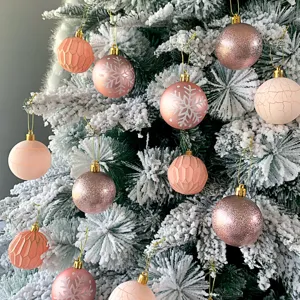 Rosa Christbaumkugeln mit Rissmuster und Schneeflocken für Weihnachtsbaum Dekoration.