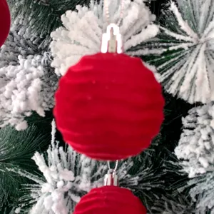 Nahaufnahme Detail der roten beflockten Weihnachtskugel mit strukturierter Oberfläche Baum.