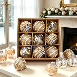 Nahaufnahme von goldweißen Weihnachtskugeln in Schachtel und Tisch, festliche Dekordetails.