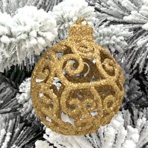 Goldener hohler Christbaumschmuck zum Aufhängen mit Glitzerfinish, festliche Deko-Detailansicht